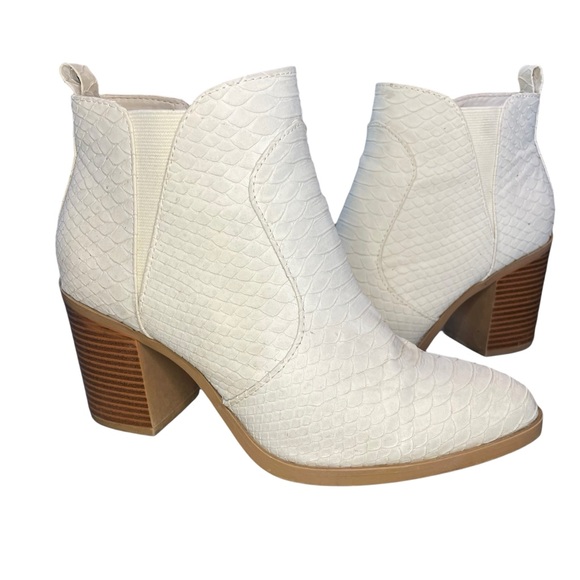 Altar'd State Brynn Ankle Bootie Off White Snake Skin Pointed Toe Women's Sz 9 - Picture 15 of 16